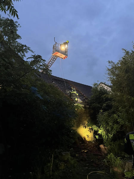 Abseilen mit Absturzsicherung aus der Drehleiter