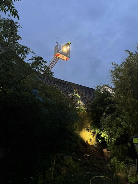 Abseilen mit Absturzsicherung aus der Drehleiter