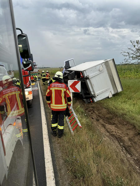 Unfall-LKW im Straßengraben