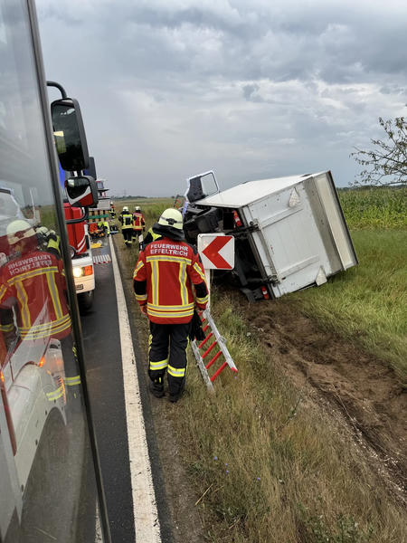 Unfall-LKW im Straßengraben