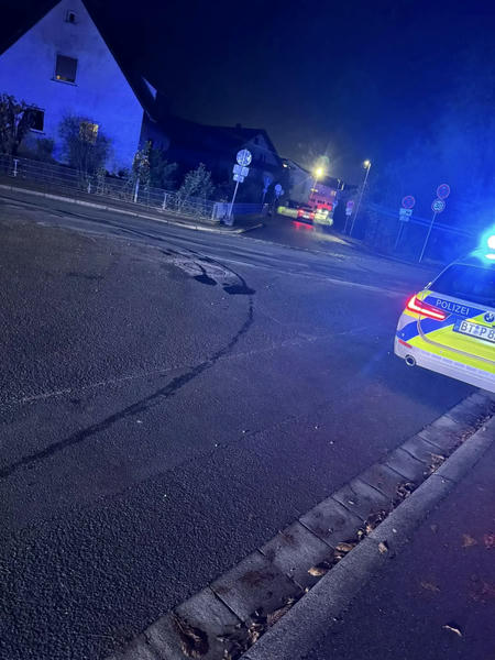 Einsatzort mit Polizeiauto